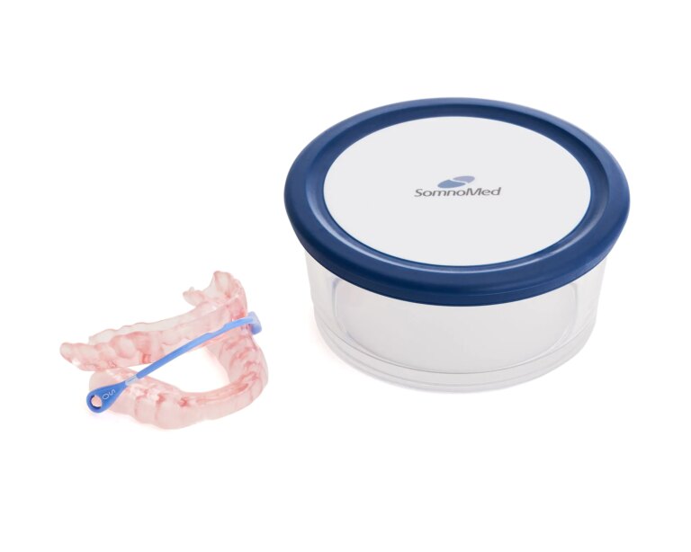 Kuva SomnoDent Avant -kiskosta ja säilytysrasiasta