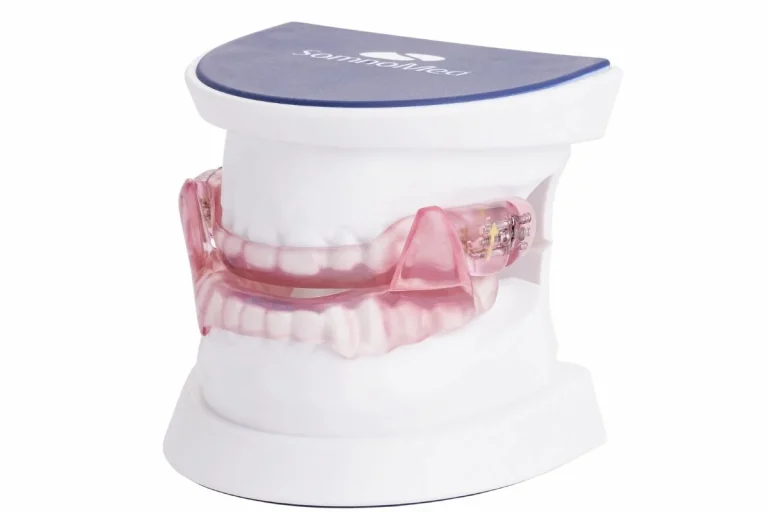 SomnoDent-Flex-with-typodont-angle-product-image.jpg